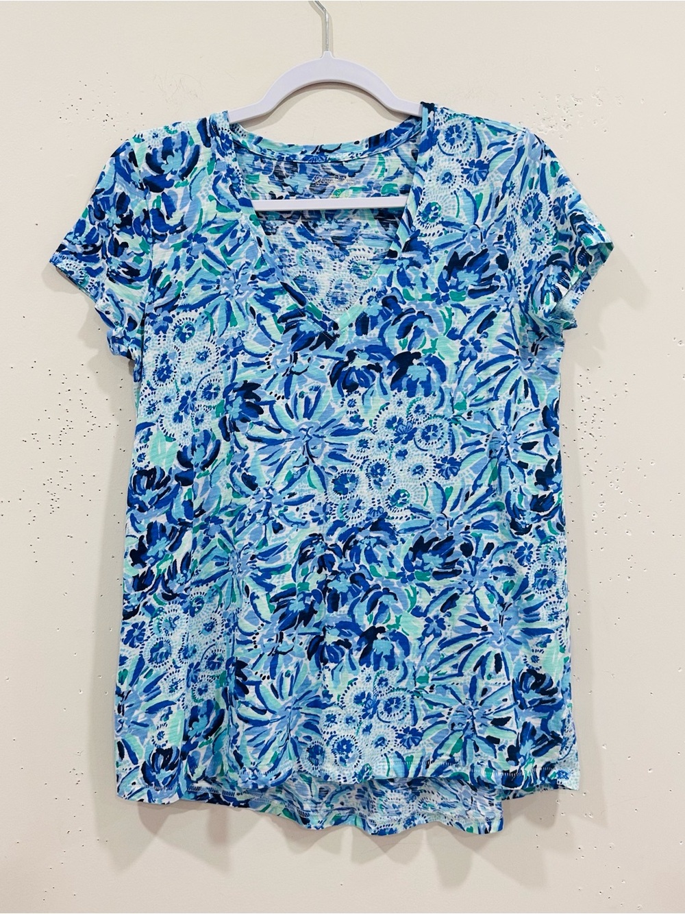 Lilly Pulitzer Etta V-Neck Tee S High Maintenance Blue Floral Cotton Peru